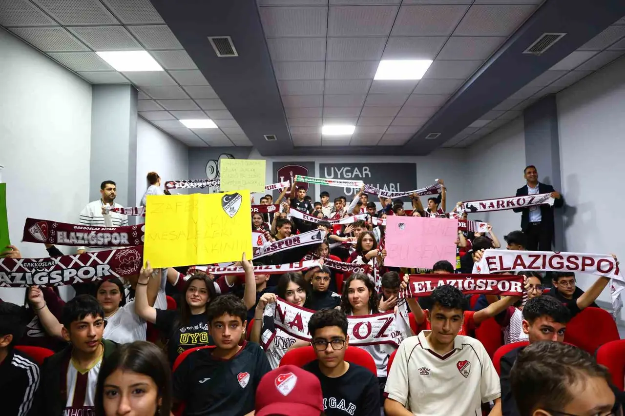Elazığ’da tribünleri aratmayan okul buluşması: Meşale ve tezahüratlarla karşılandılar
