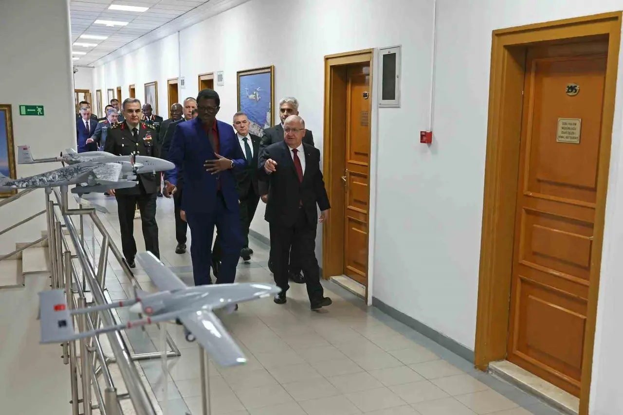 Millî Savunma Bakanı Güler, Gambiyalı mevkidaşı Joof’u askerî törenle karşıladı