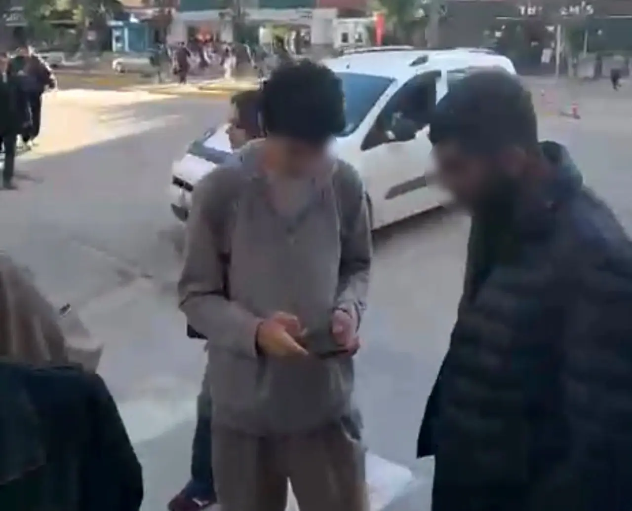 Tespih sattığını iddia ederek öğrenciden para talep eden şahıs kamerada
