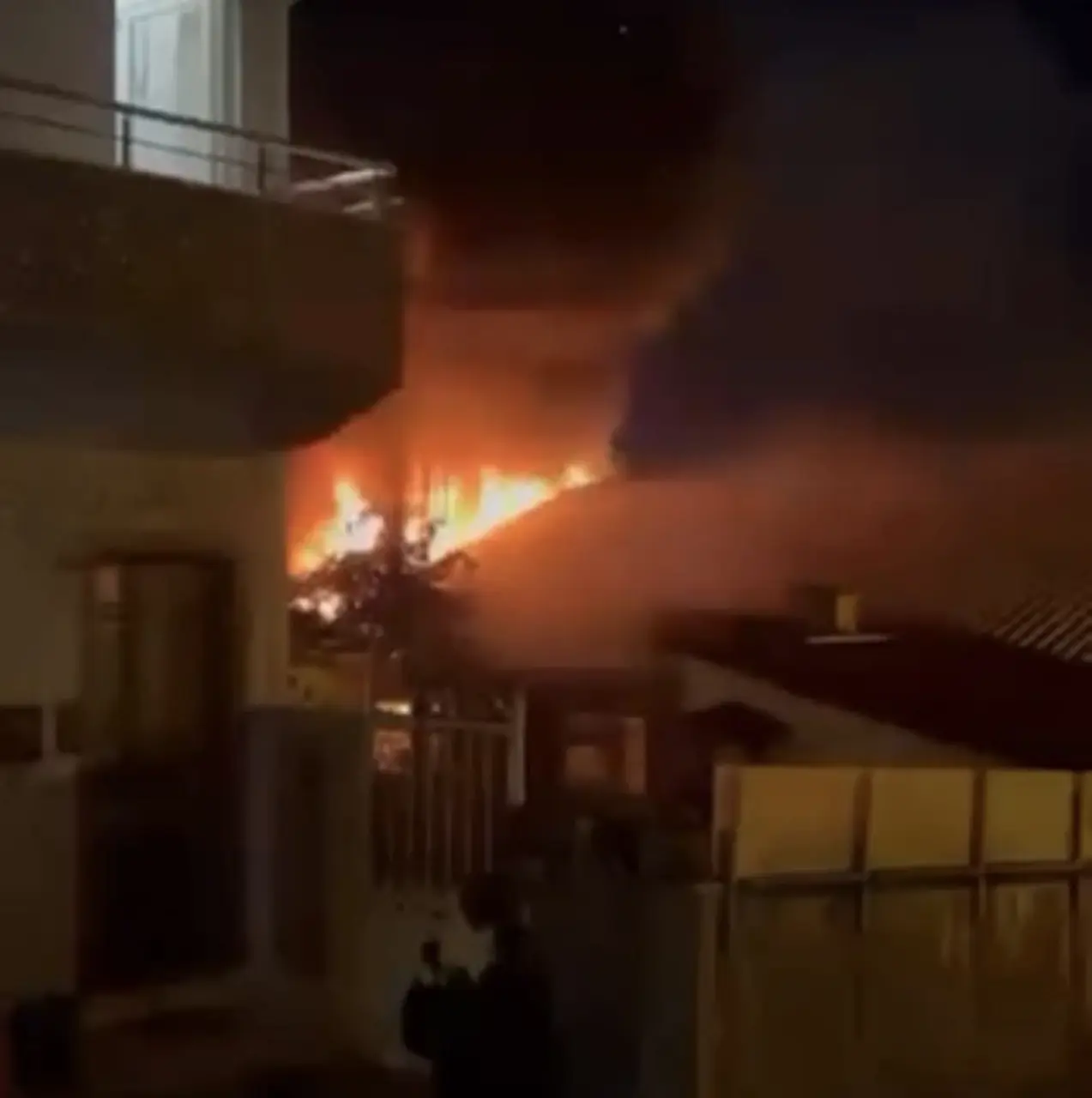 Beykoz’da kulübede çıkan yangın 2 binaya sıçradı