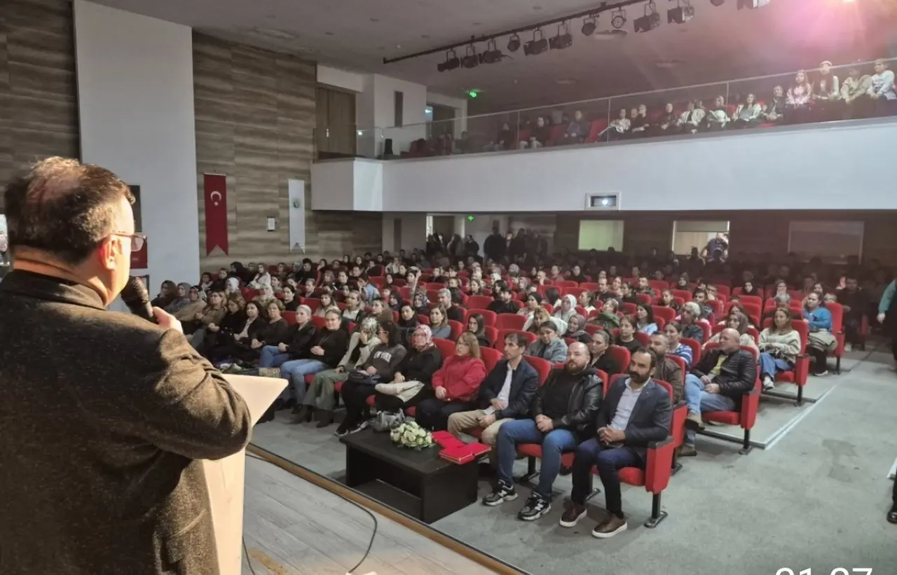 Alaşehir’de velilere dijital bağımlılık uyarısı