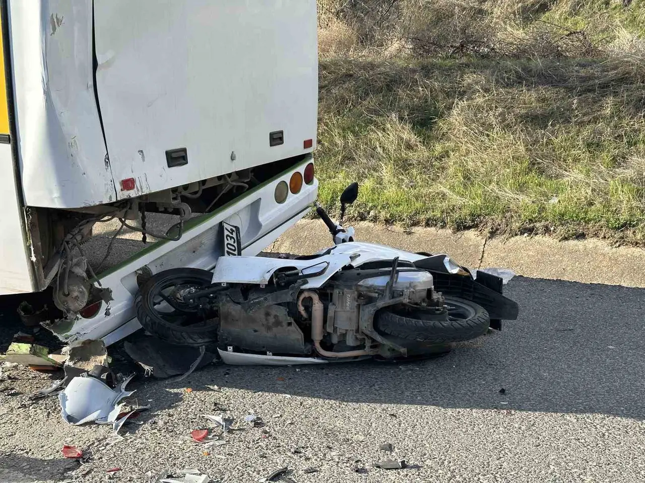 Uşak’ta motosiklet halk otobüsüne çarptı: 1 ölü, 1 ağır yaralı