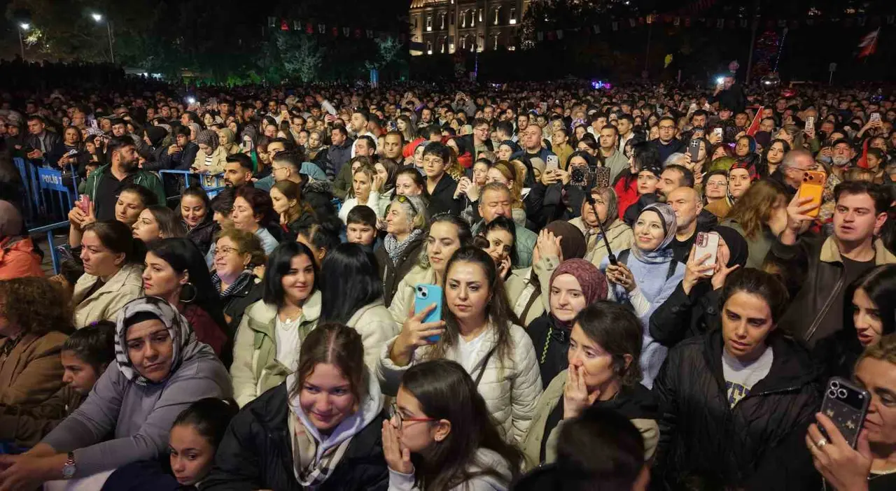 Kırıkkale’de Cumhuriyet Bayramı kutlamalarında Özlem Özdil sahne aldı