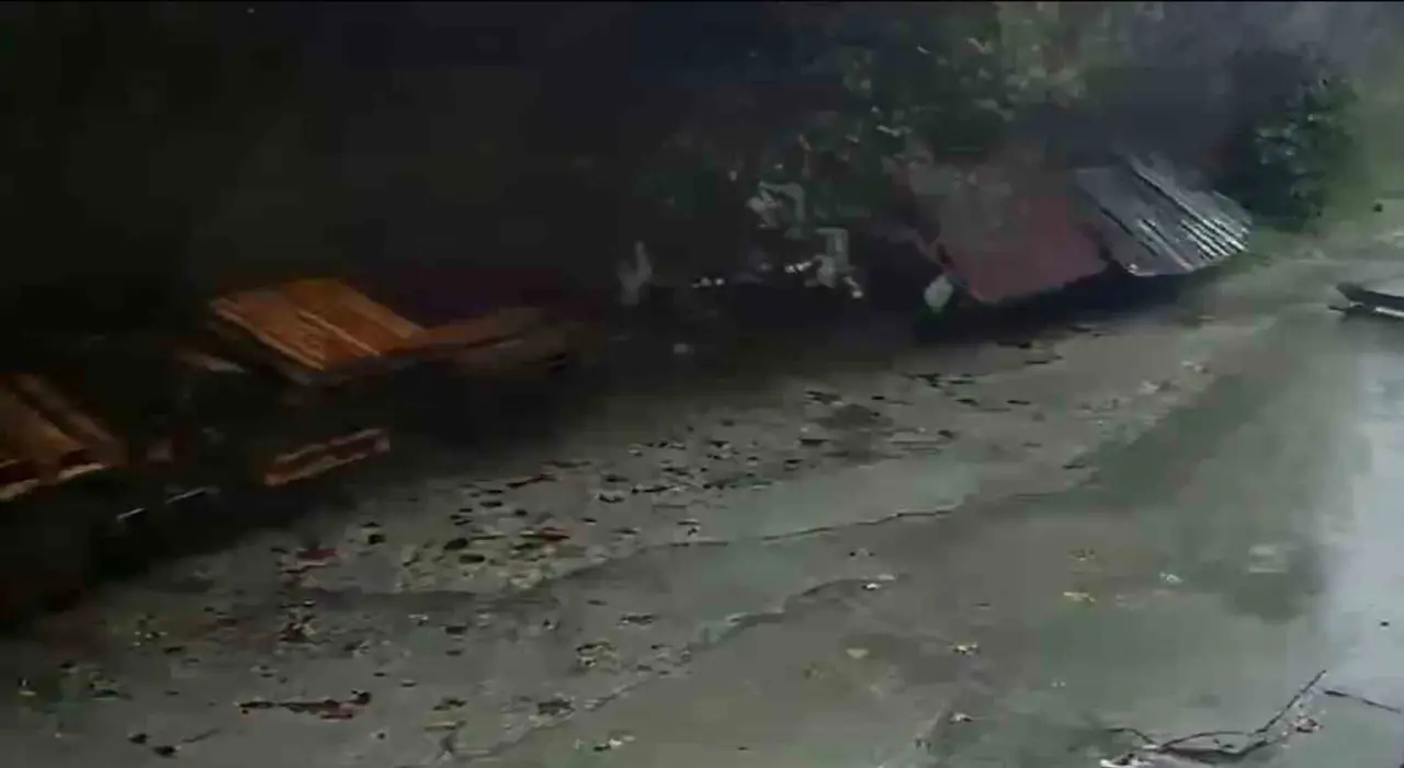 Zonguldak’ta istinat duvarının çöktüğü anlar kamerada: Köpekler telef oldu, 2 araç enkaz altında kaldı