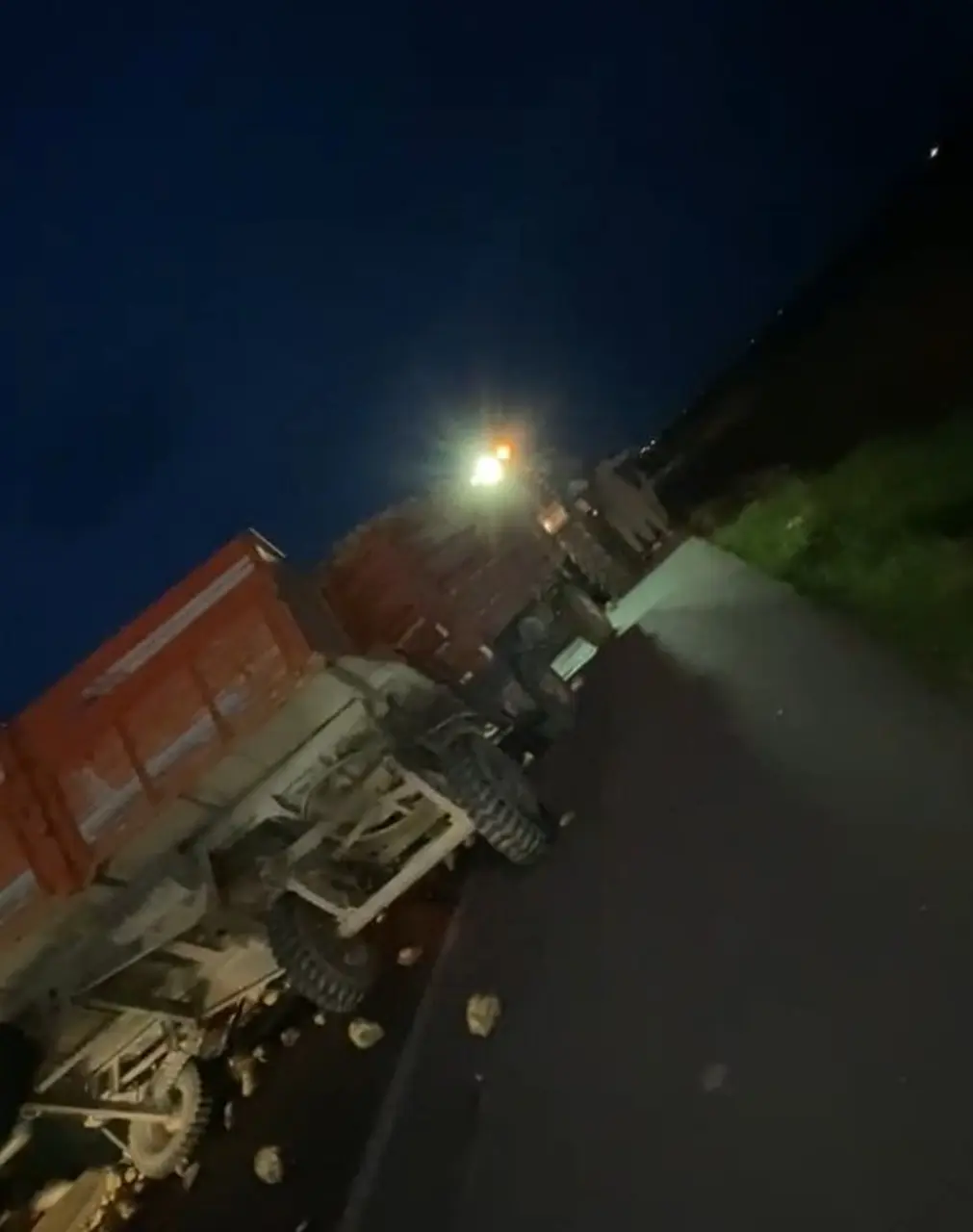 Pancar yüklü traktöre tır çarptı, şeker pancarları yola saçıldı
