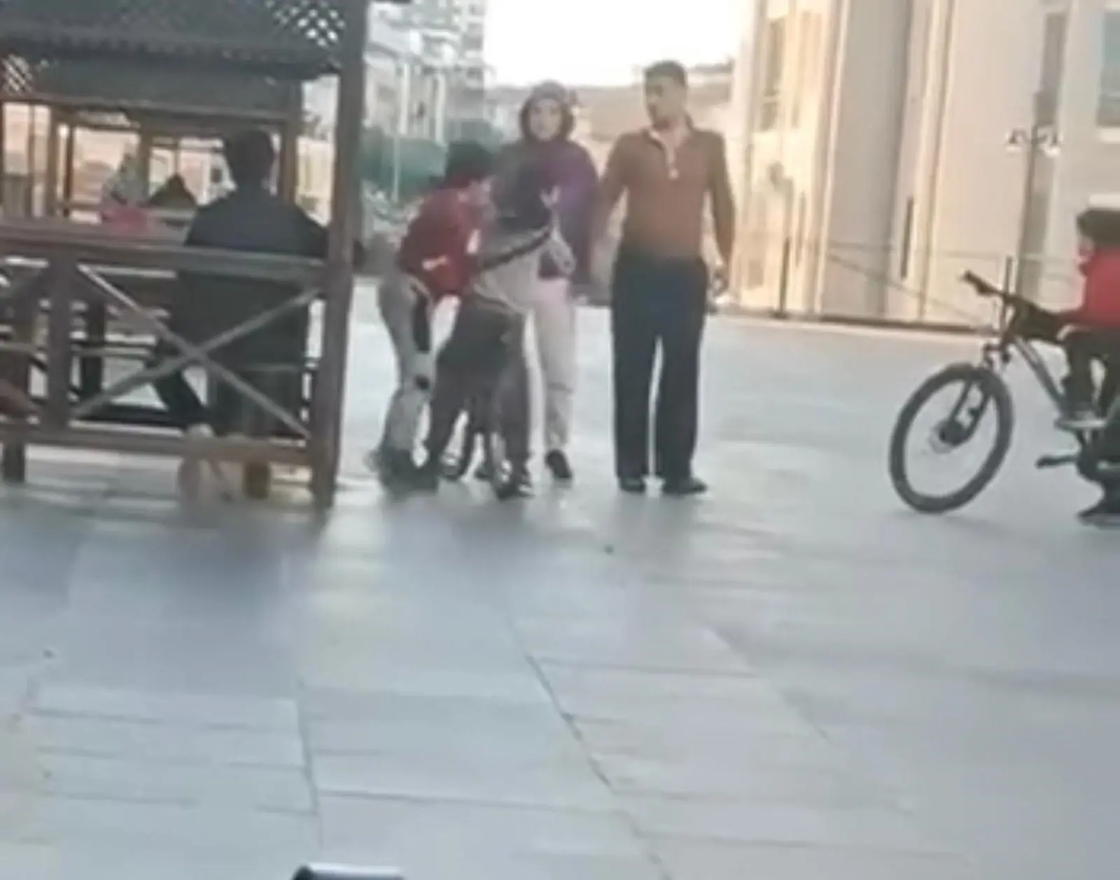 Akran şiddetine ağabey ve abla da dahil oldu: Kardeşinin tartıştığı çocuğu birlikte darp ettiler