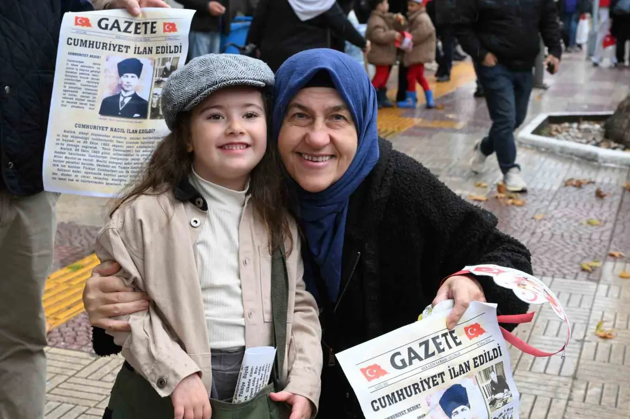 Manisa’da çocuklar cumhuriyeti tarihi gazetelerle kutladı
