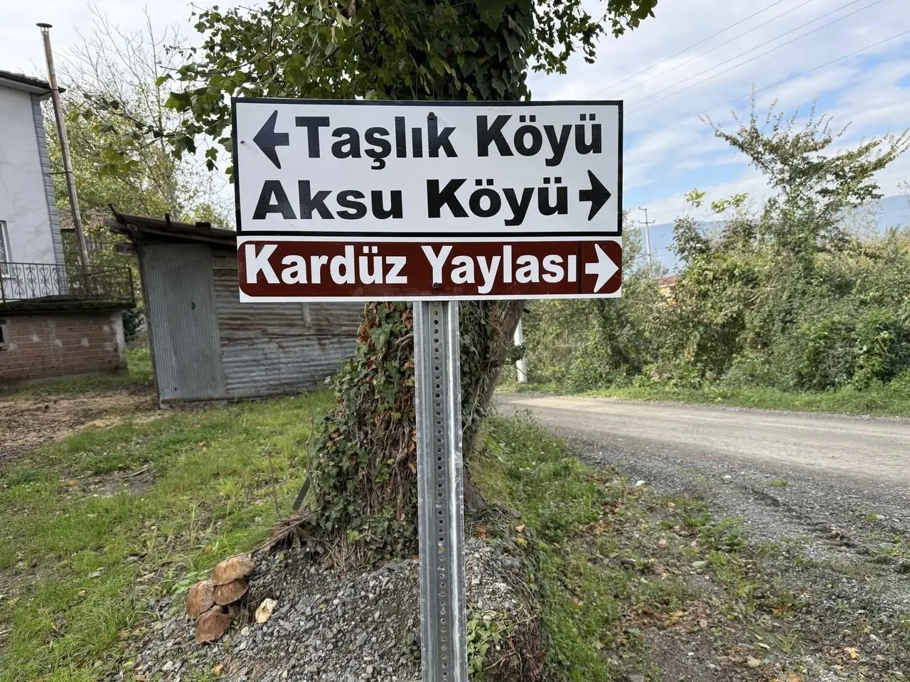 Trafik güvenliği için yeni levhalar yerleştirildi