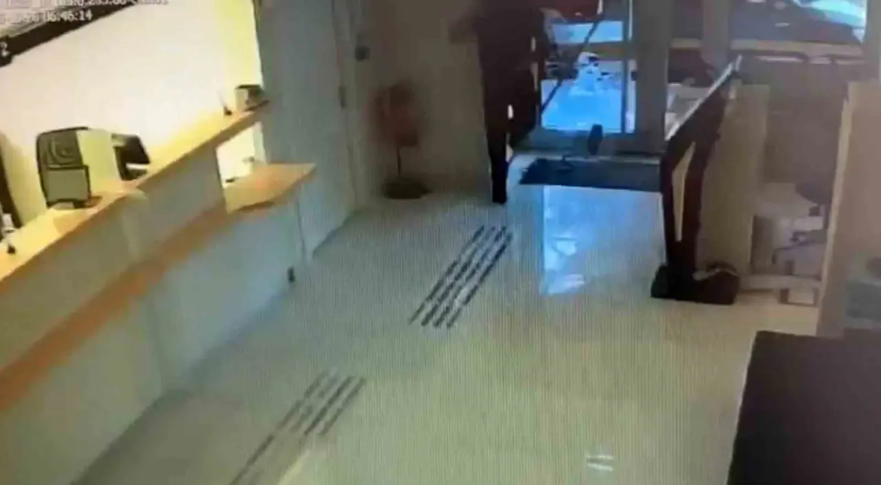 Kaldırım taşıyla bankanın camını kırdıktan sonra aramadık yer bırakmayan hırsızın eli boş döndüğü anlar kameraya yansıdı