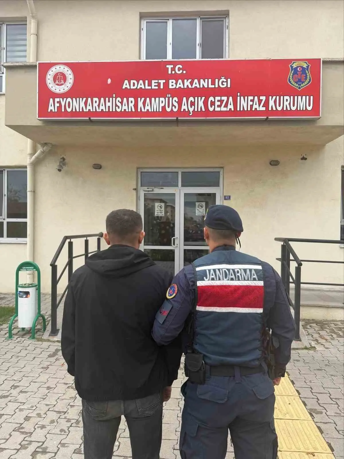 Jandarma aranan 42 kişiyi yakaladı