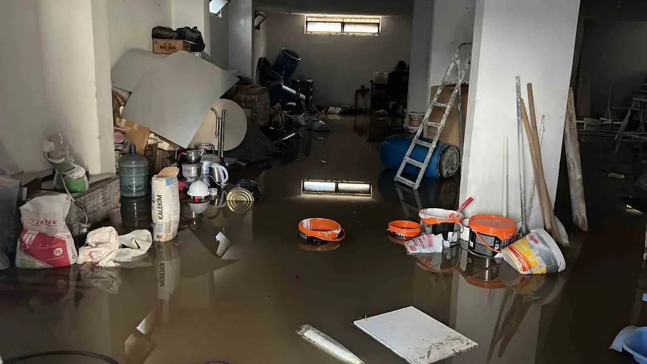 Mersin’de selin izleri gün ağarınca ortaya çıktı: Araçlar sürüklendi, yollar çöktü