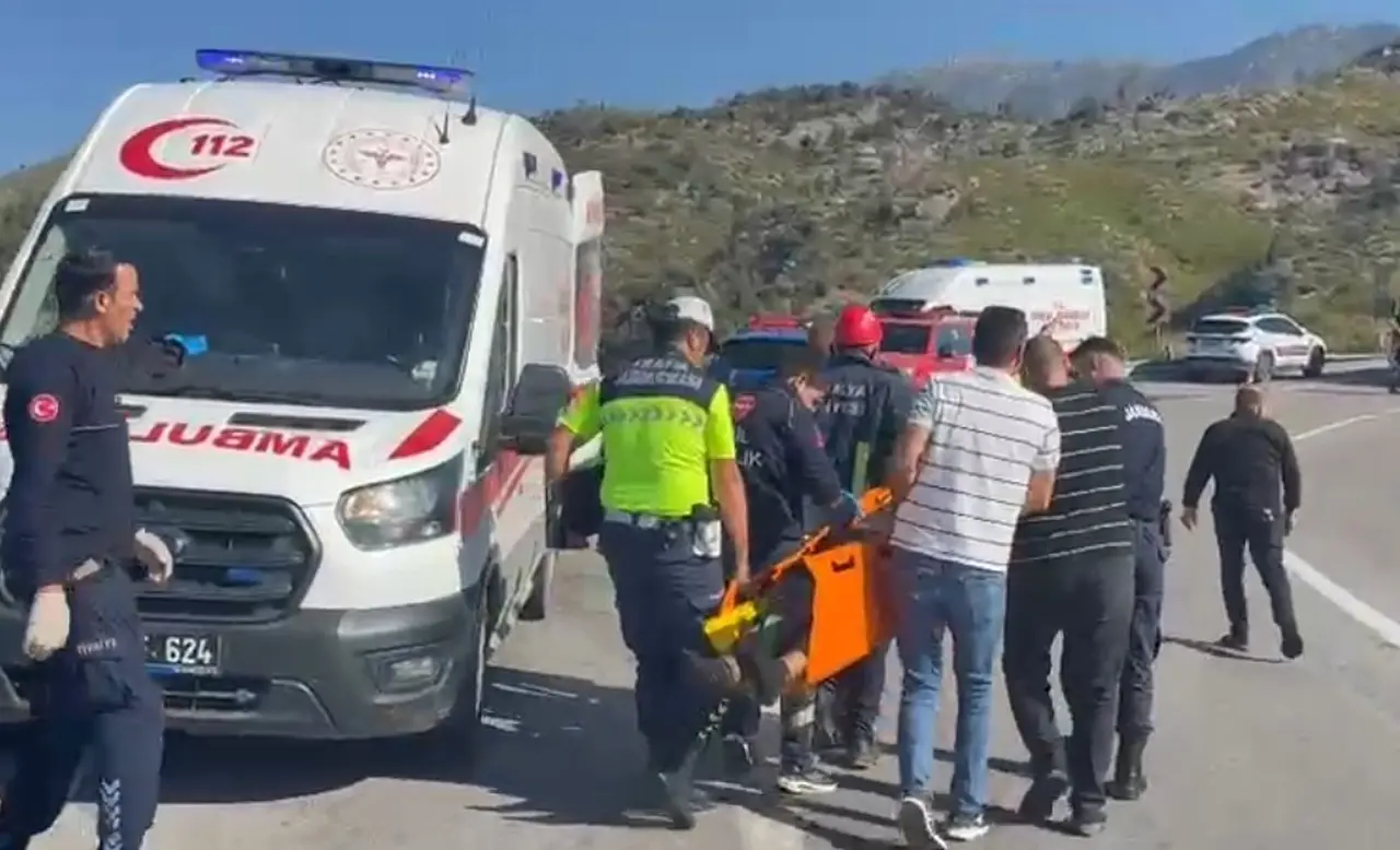 Antalya’da kömür yüklü tır şarampole devrildi: 2 yaralı