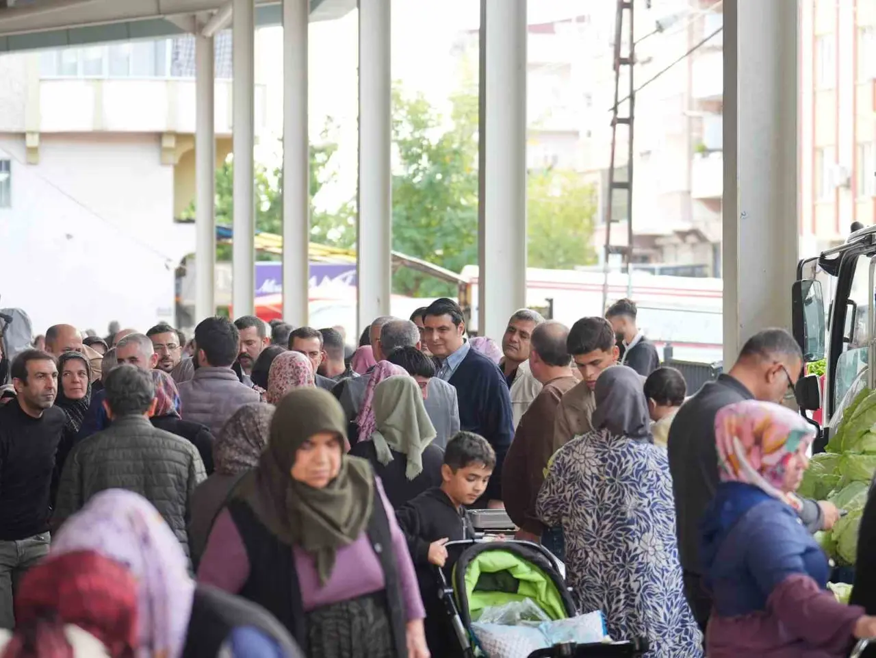 Yılmaz, hemşehrileri dinledi, pazarda fiyatları düşürdü