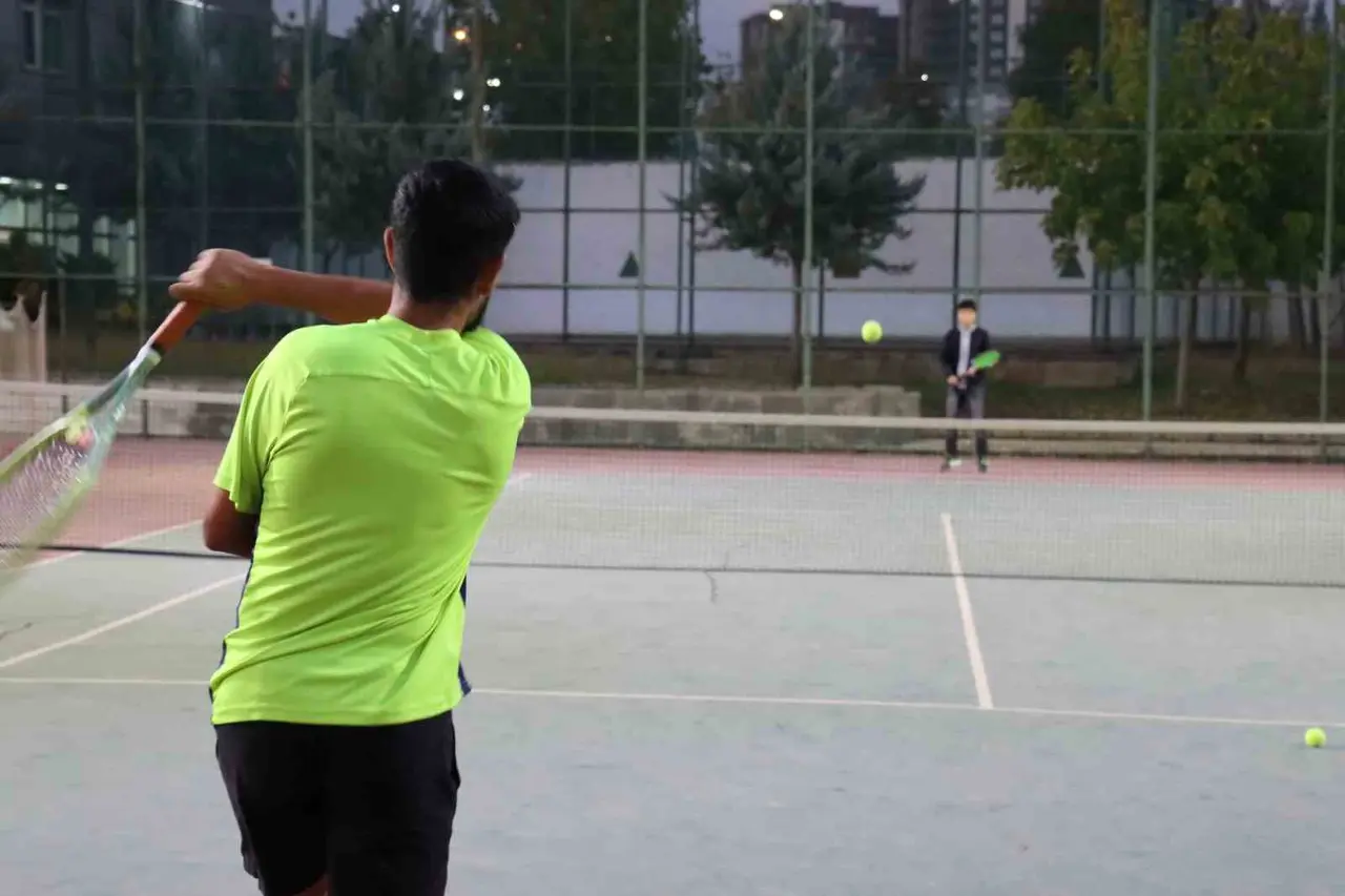 Cumhuriyet Bayramı Tenis Turnuvası başladı