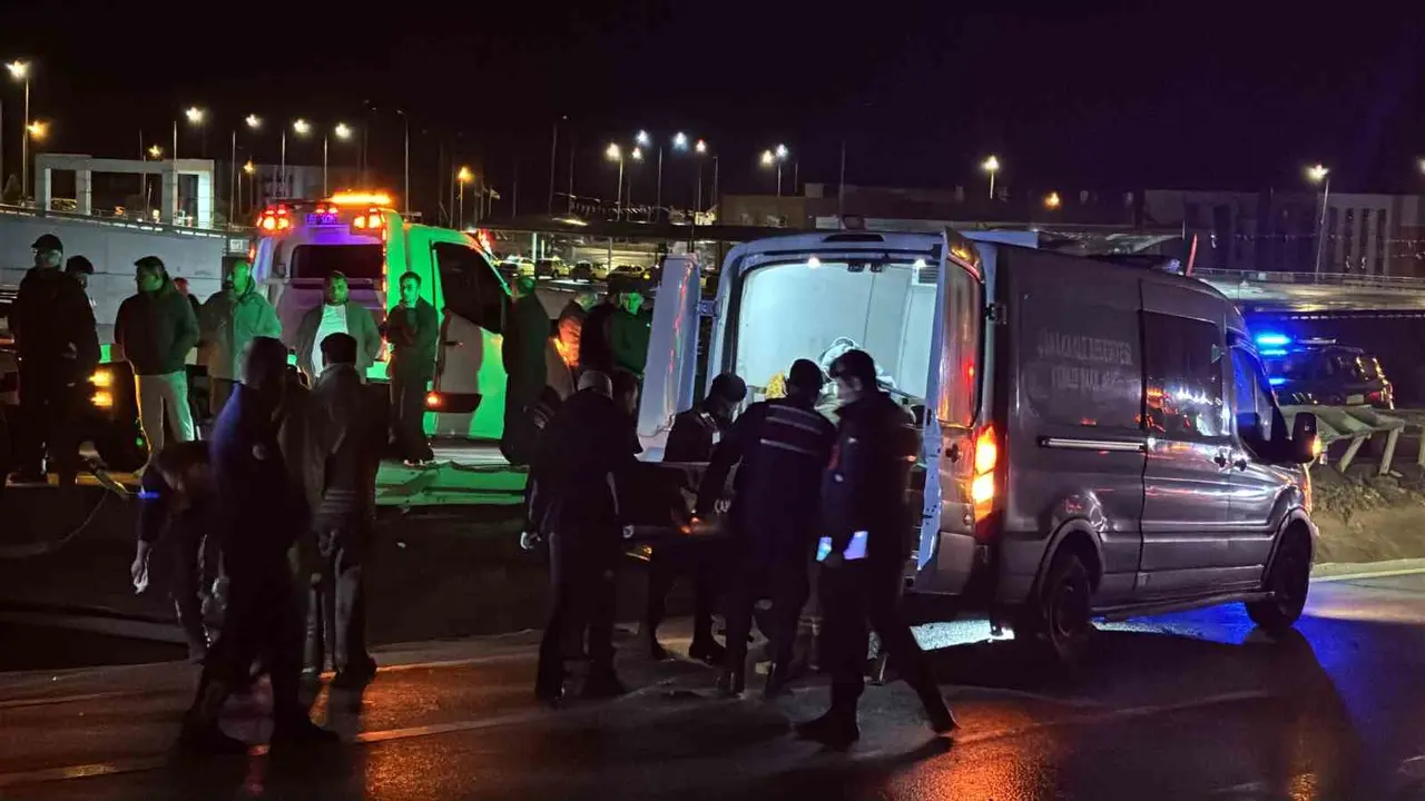 Çanakkale’de otomobil paramparça oldu: 2 kişi hayatını kaybetti