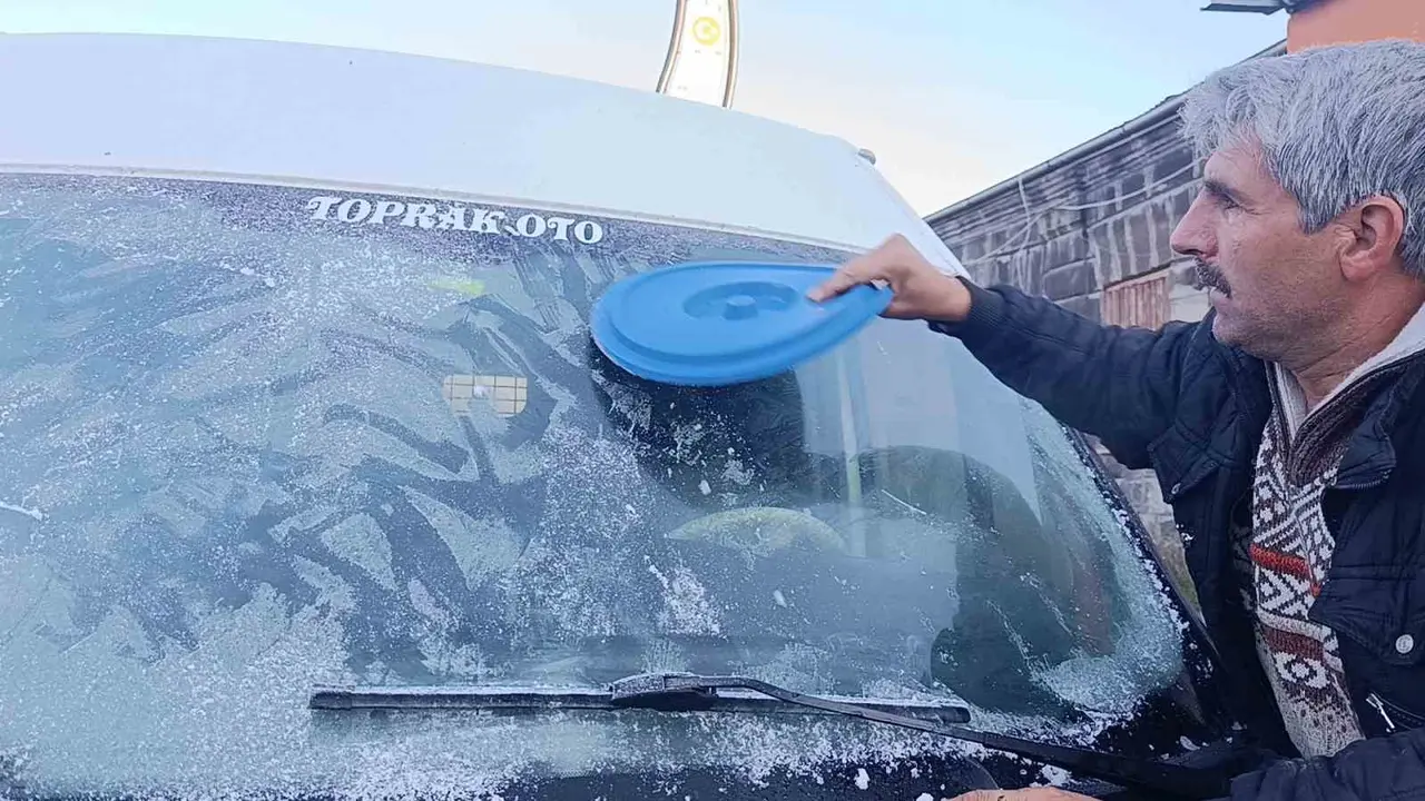 Kars eksi 6’yı gördü, araçların camları buz tuttu
