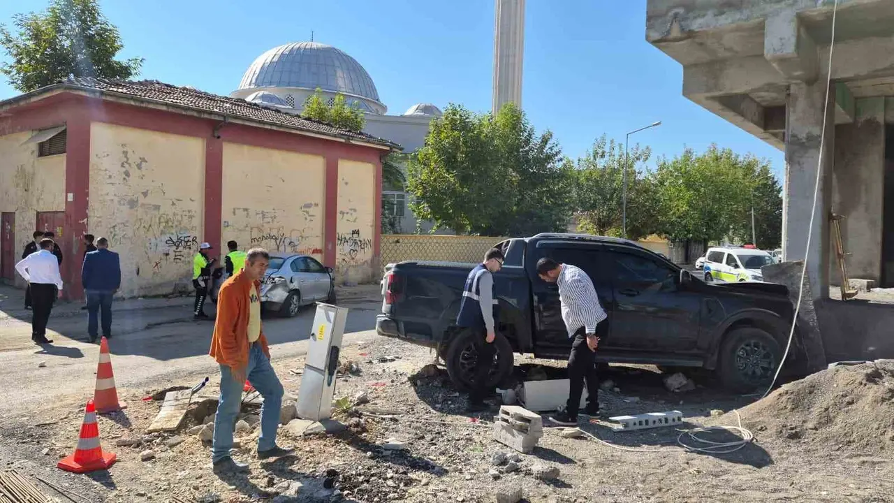 Otomobil ile kamyonet çarpıştı: 1’i ağır 2 yaralı