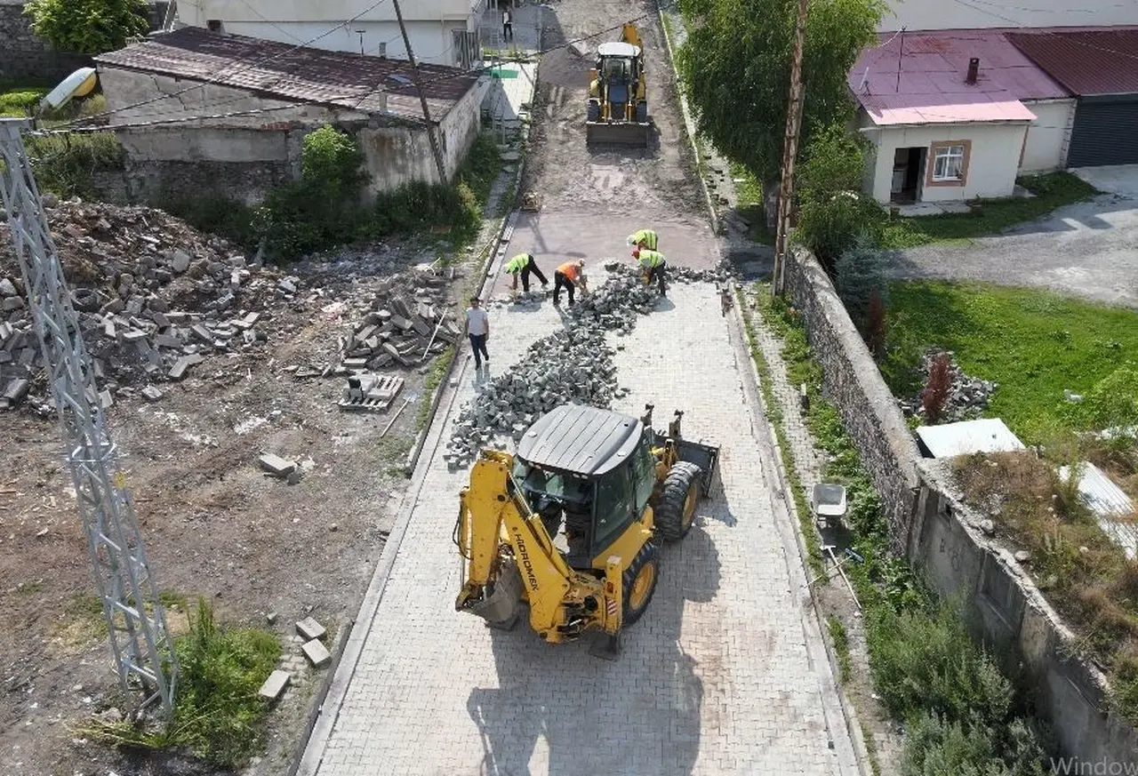 Ardahan’da Mahalle yolları kilit parke taşlarıyla yenileniyor