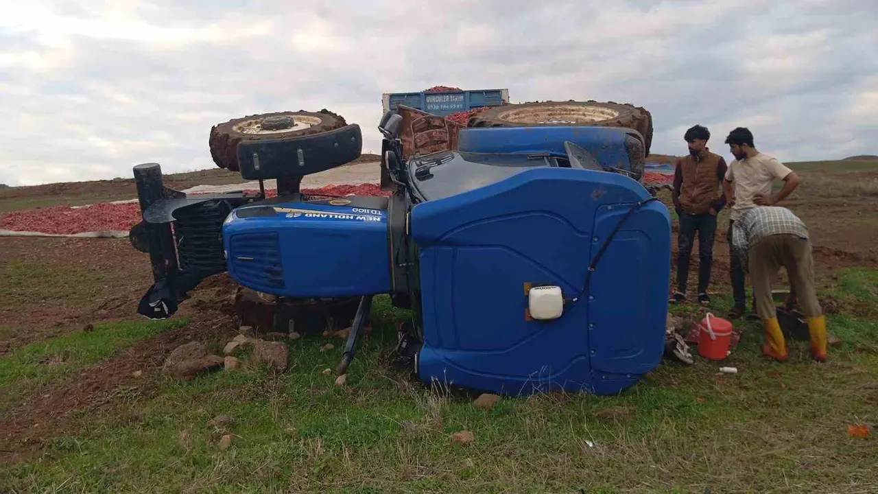 Kontrolden çıkan traktör devrildi