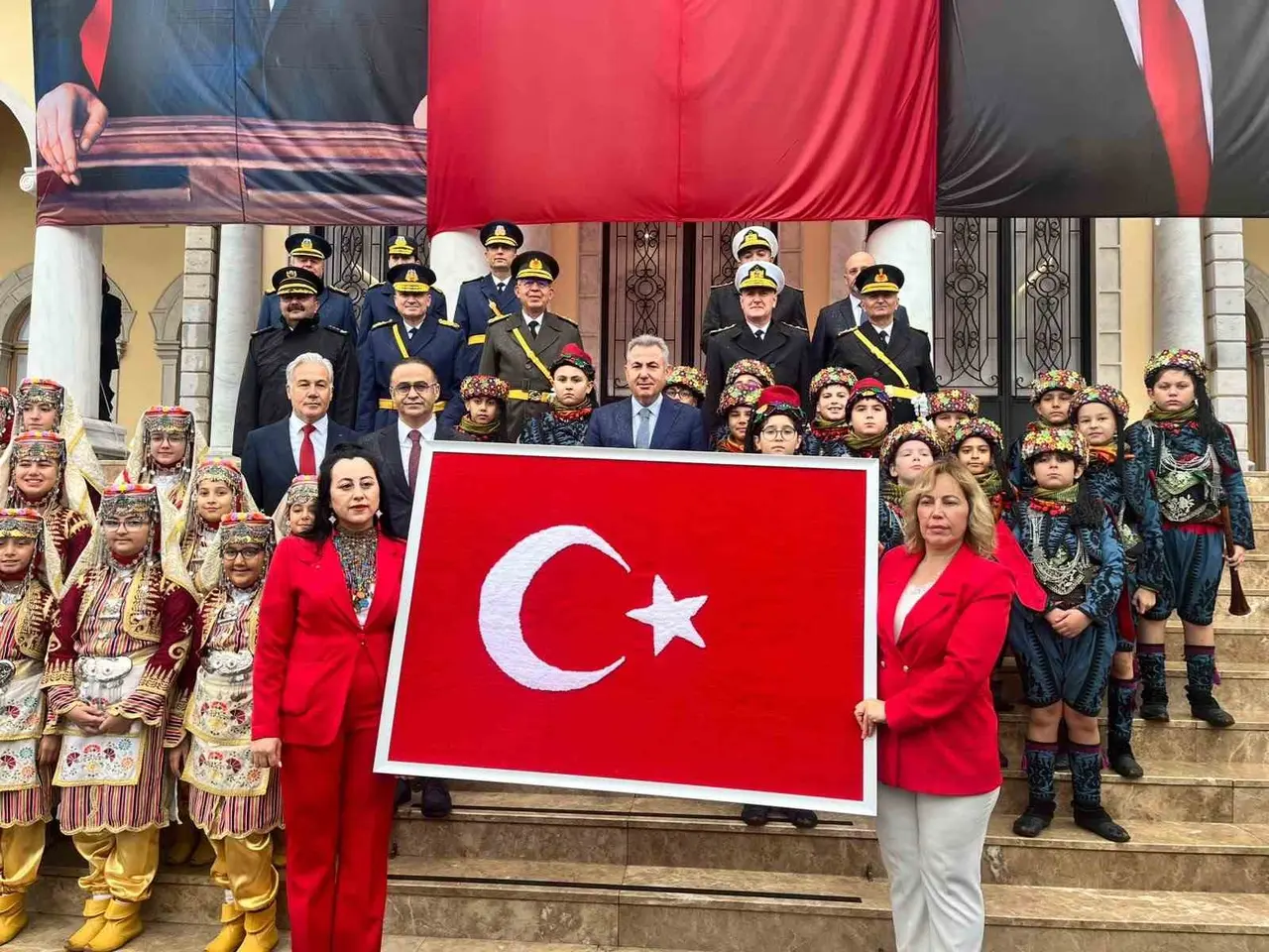 İlmek ilmek dokunan Türk bayrağı Vali Elban’a teslim edildi