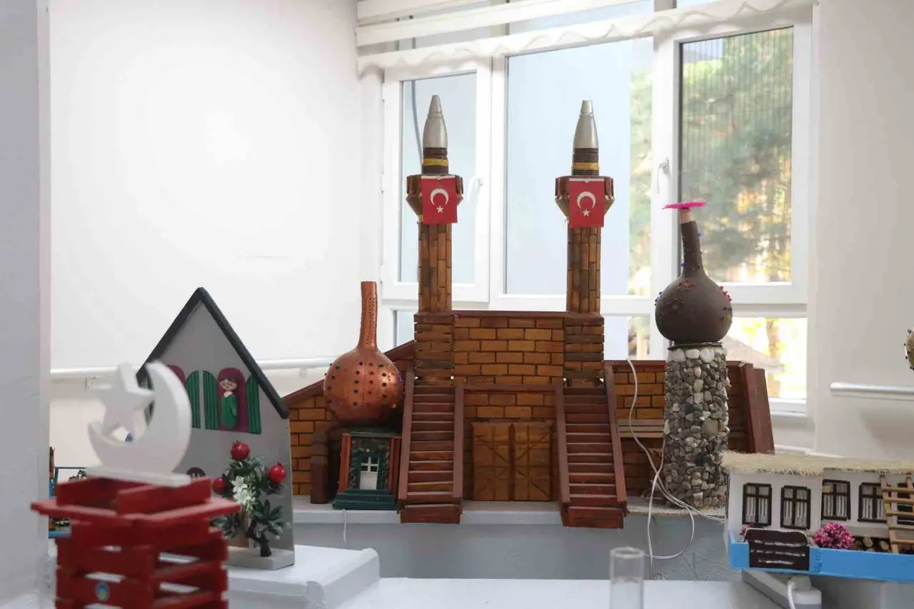 Huzurevi sakinleri hünerlerini sanat ve el emeğiyle sergiliyor