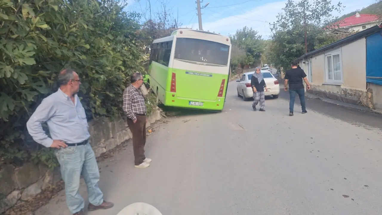 Kocaeli’de özel halk otobüsü duvara çarptı: 10 yaralı
