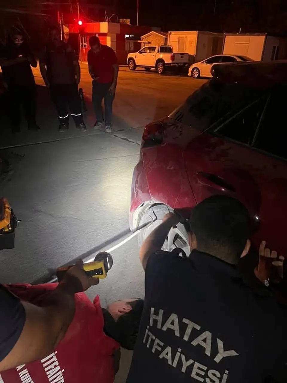 Antakya’da aracın içinde görülen yılan yakalandı