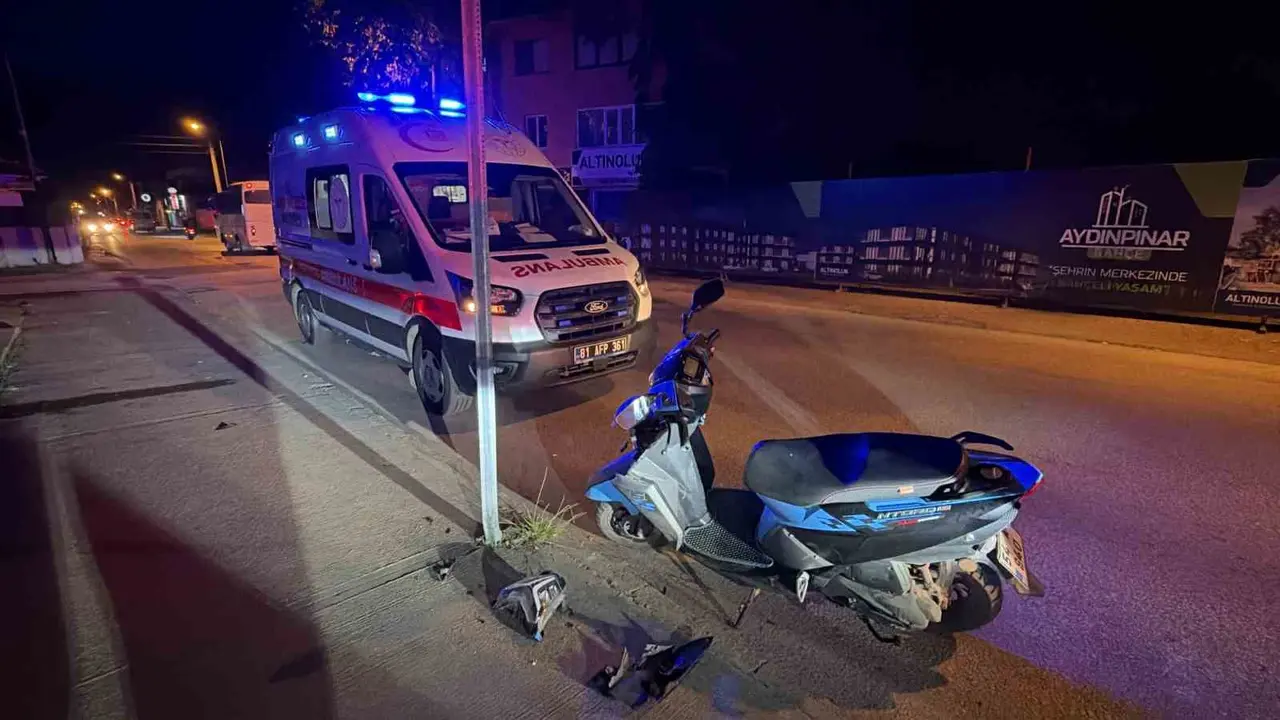Düzce’de motosiklet kaldırıma çarptı: 2 yaralı