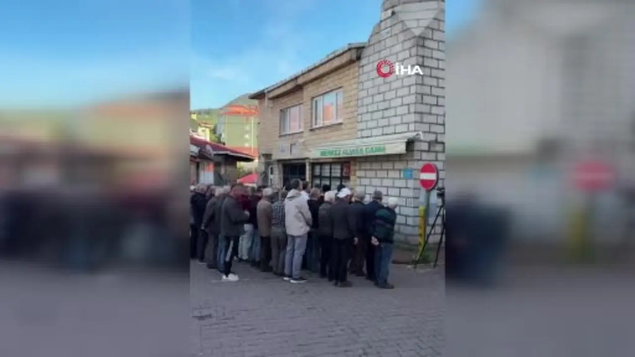 Zonguldak’ta çöken binada hayatını kaybeden kadın memleketi Kurucaşile’de son yolculuğuna uğurlandı