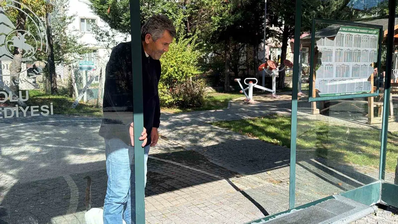 Bolu’da şehir magandaları otobüs durağının camını kırdı