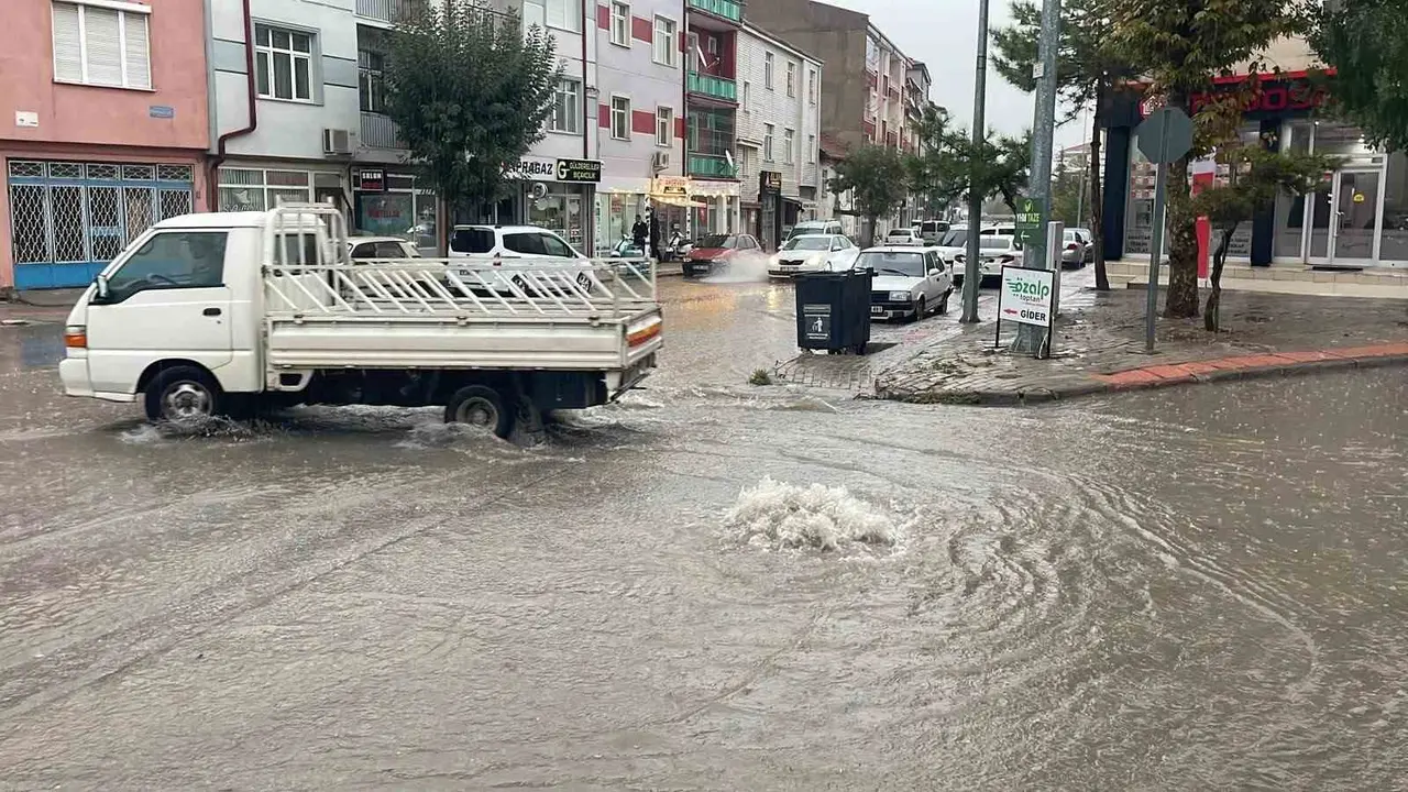 Karaman’da sağanak yağış yolları göle çevirdi