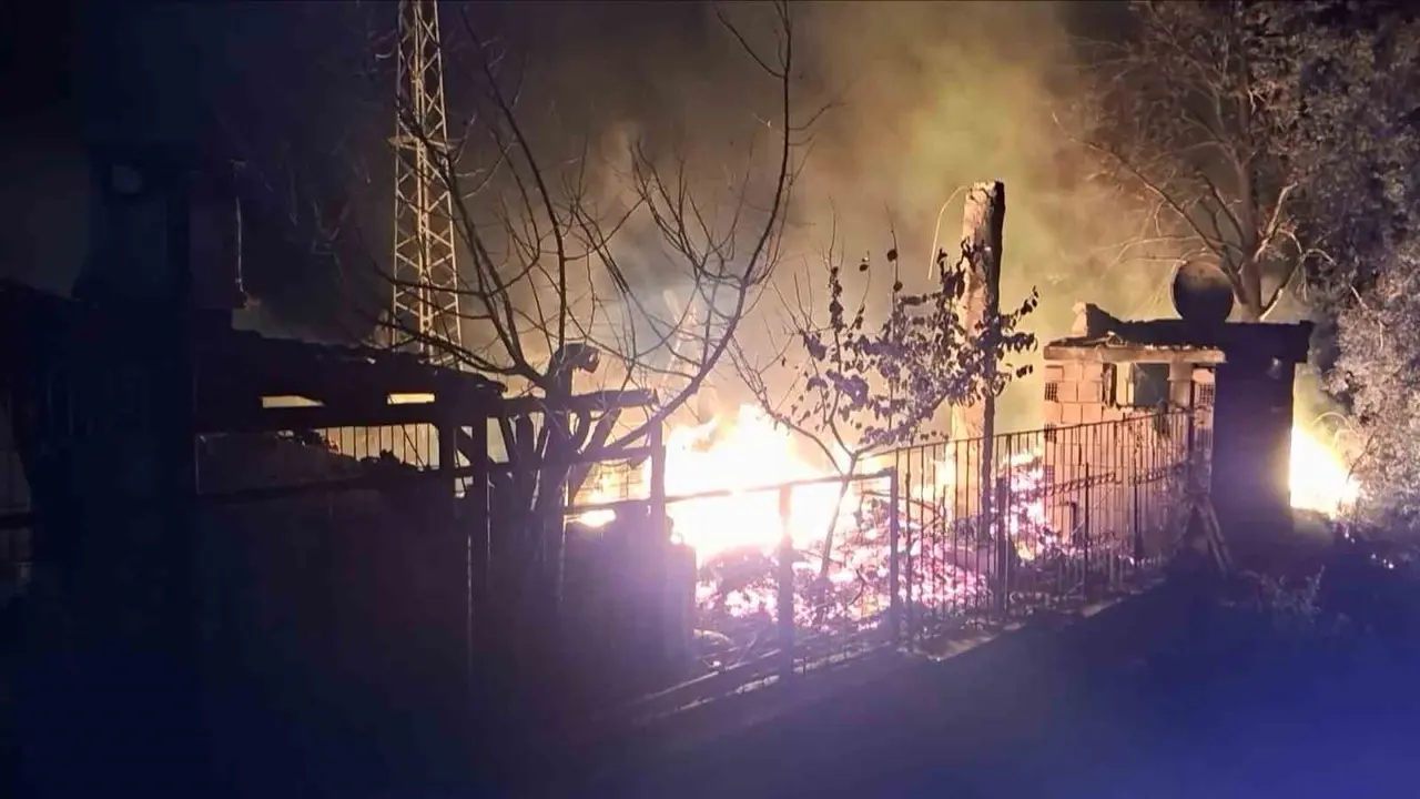 Bungalov yangını korkuttu, alevler ormana sıçramadan söndürüldü
