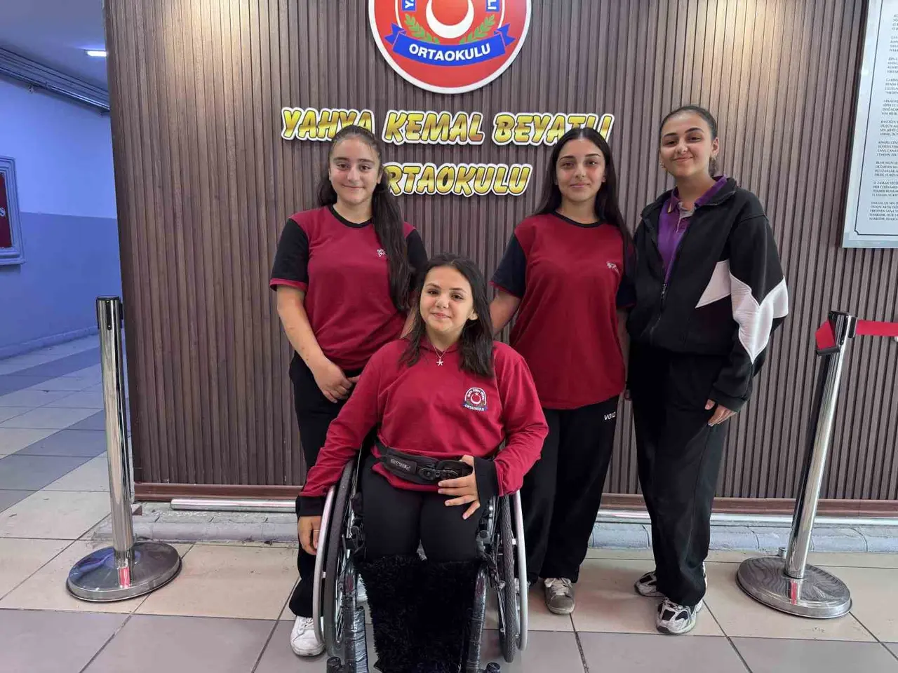 Ecrin engelini arkadaşlarıyla aşıyor