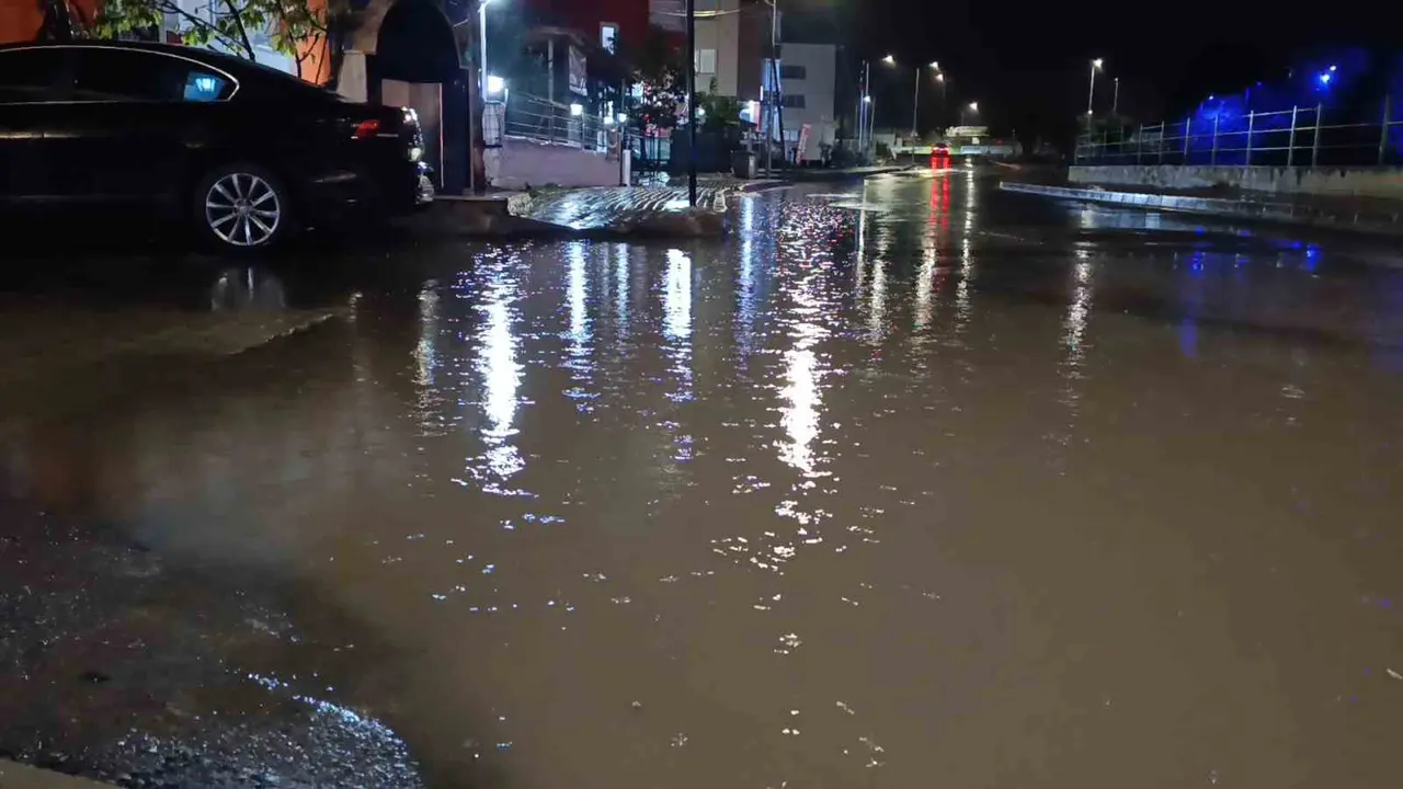 Tekirdağ’da sağanak yağış etkili oldu, cadde sular altında kaldı