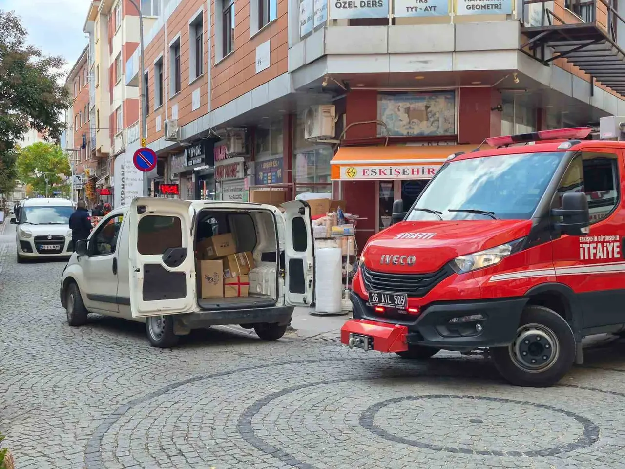 Ara sokakta duraklayan araçlar itfaiyeye engel oldu