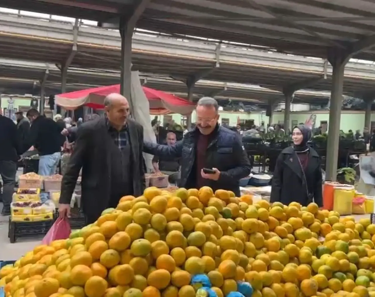 Ardahan Valisi Yamlı ve eşi pazar tezgâhlarını gezerek alışveriş yaptı