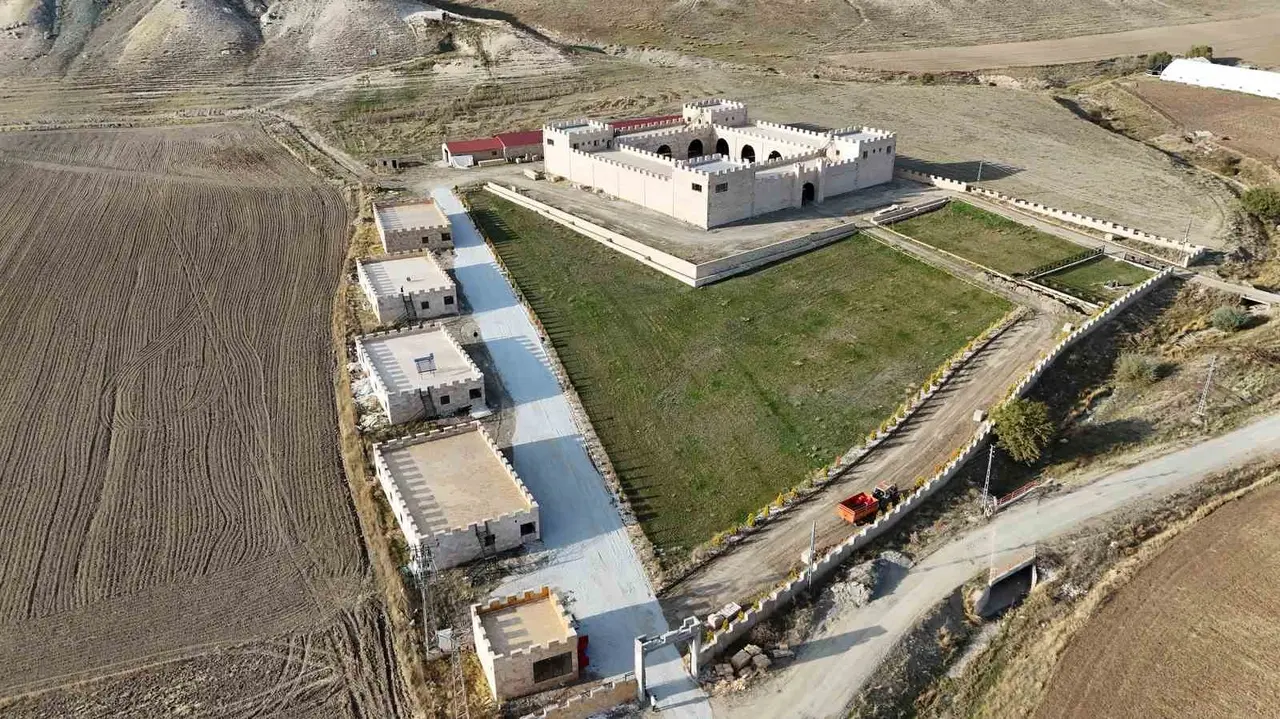 Görenler orta çağ kalesi sanıyor, Kale Çiftlik Projesi açılış için gün sayıyor