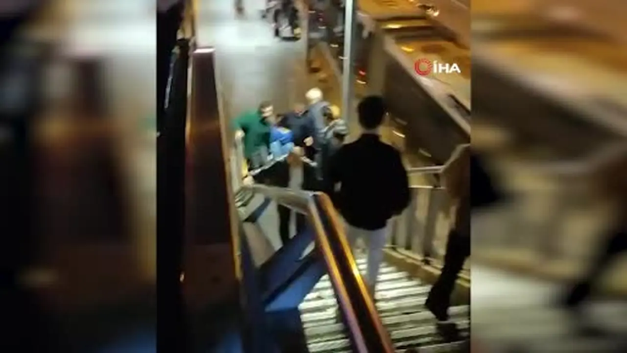 Metrobüs durağında çalışmayan asansör tepkisi: Engelli vatandaşı merdivenlerden taşıdılar
