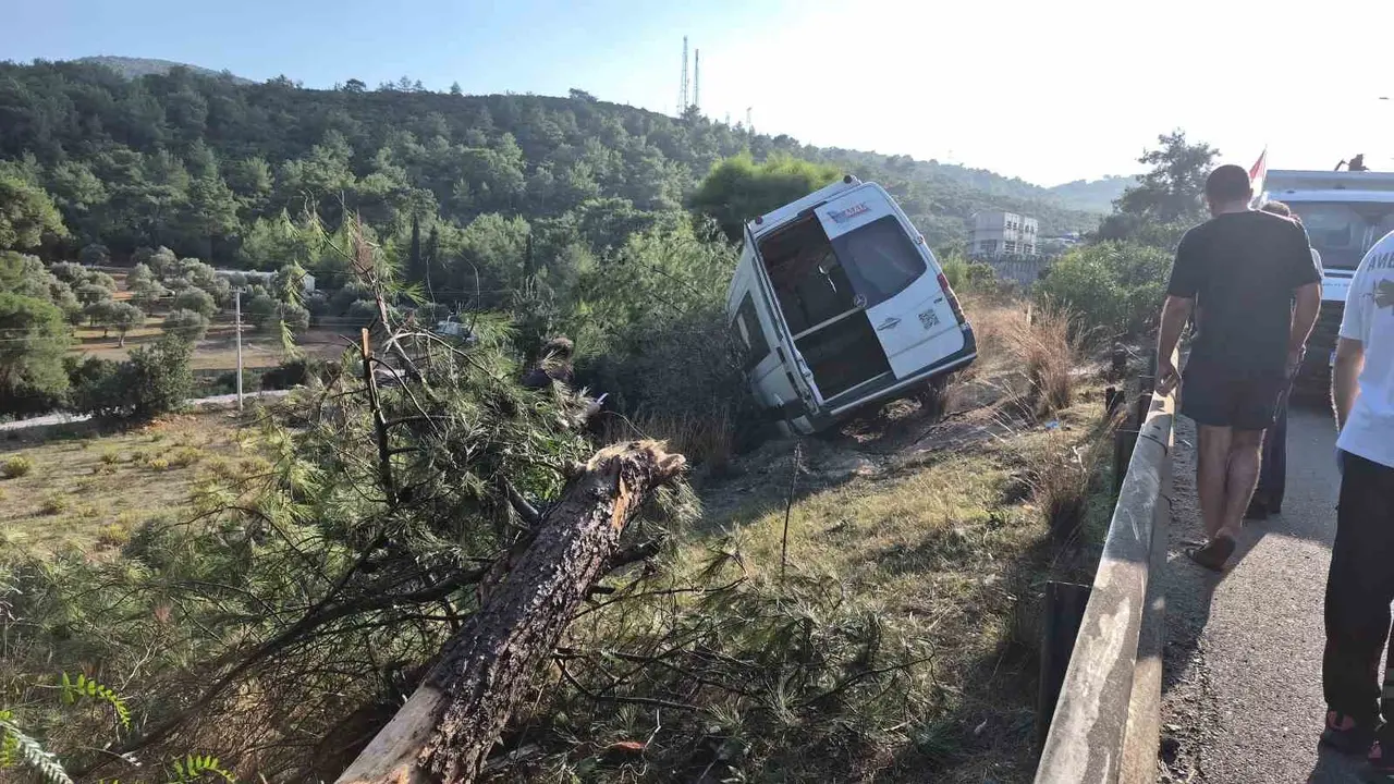 Makas atıp minibüsü şarampole uçurdu: 2 yaralı