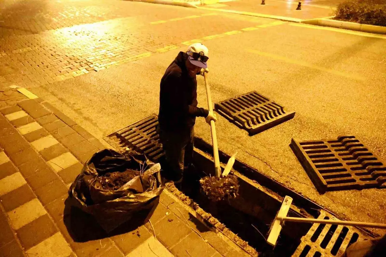 Didim Belediyesi’nden yağış öncesi temizlik