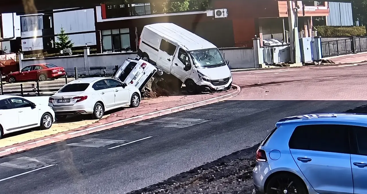 Otomobilin çarptığı minibüs park halindeki aracın üzerine çıktı: Kazanın görüntüleri ortaya çıktı