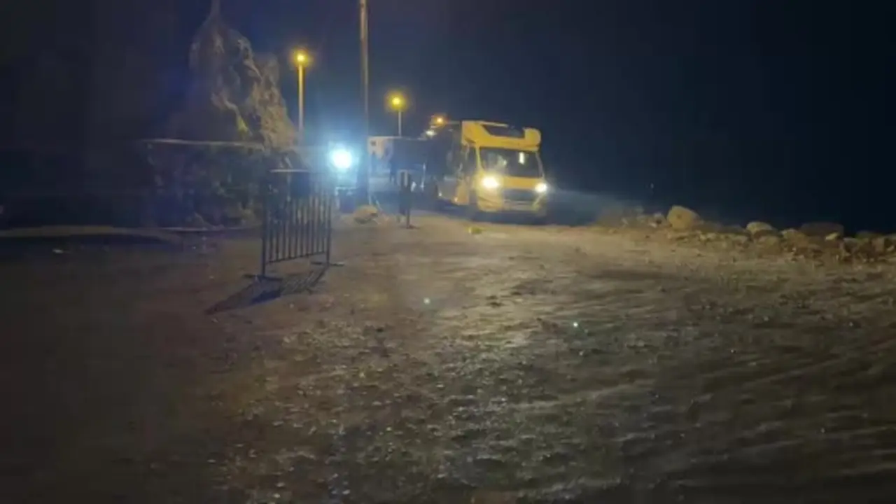 Amasra’da kaya parçaları karavanların bulunduğu alana düştü