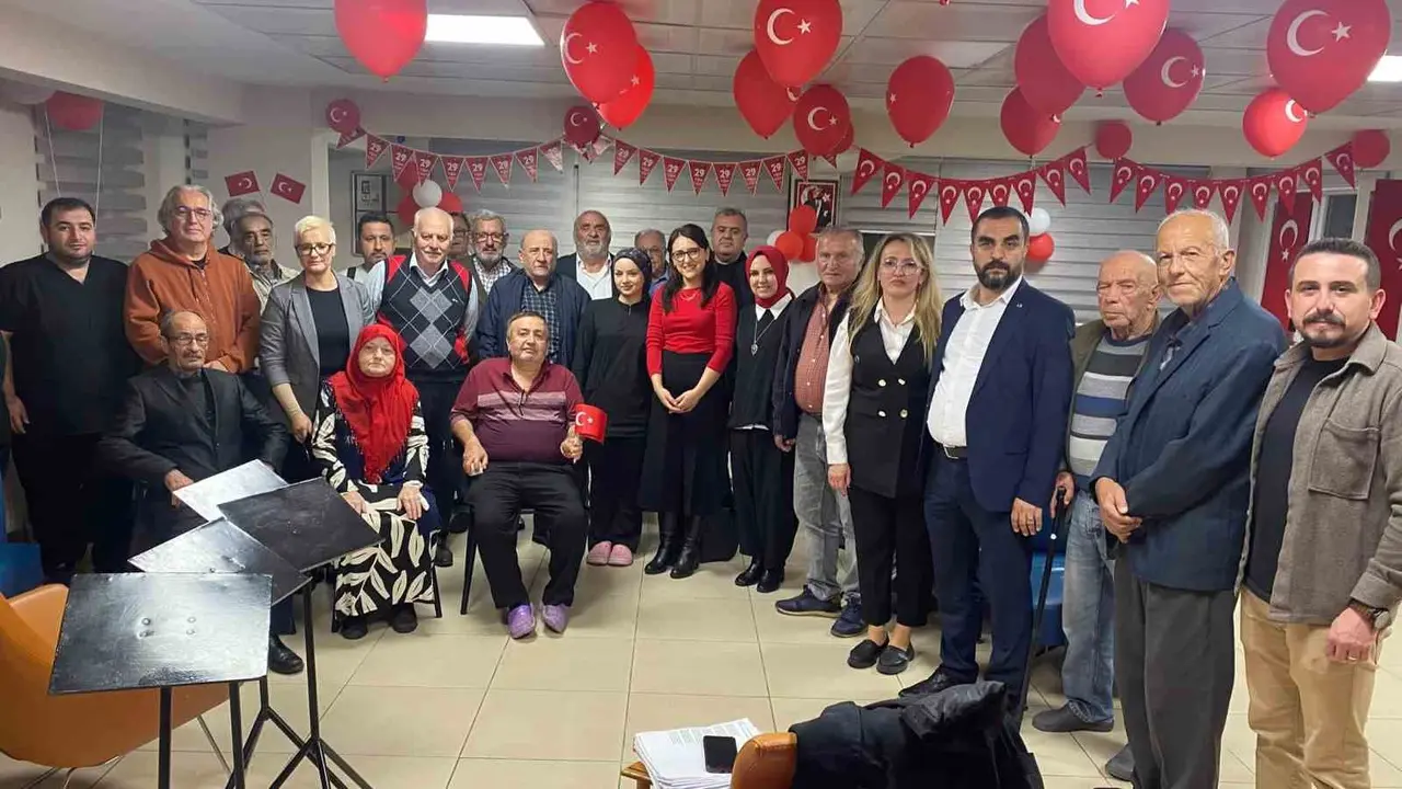 Huzurevi sakinleri Cumhuriyet Bayramı’nı türkülerle kutladı