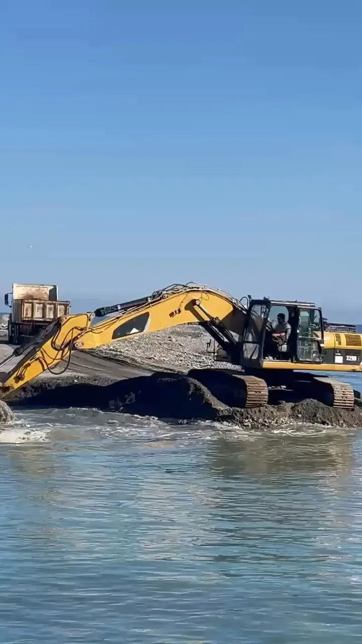 Sinop’ta zarar gören balıkçı barınağında temizlik mesaisi