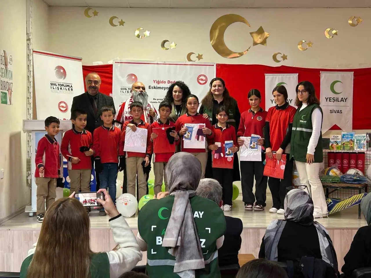 ‘Yiğido Dede’ çocukların yüzünü güldürdü