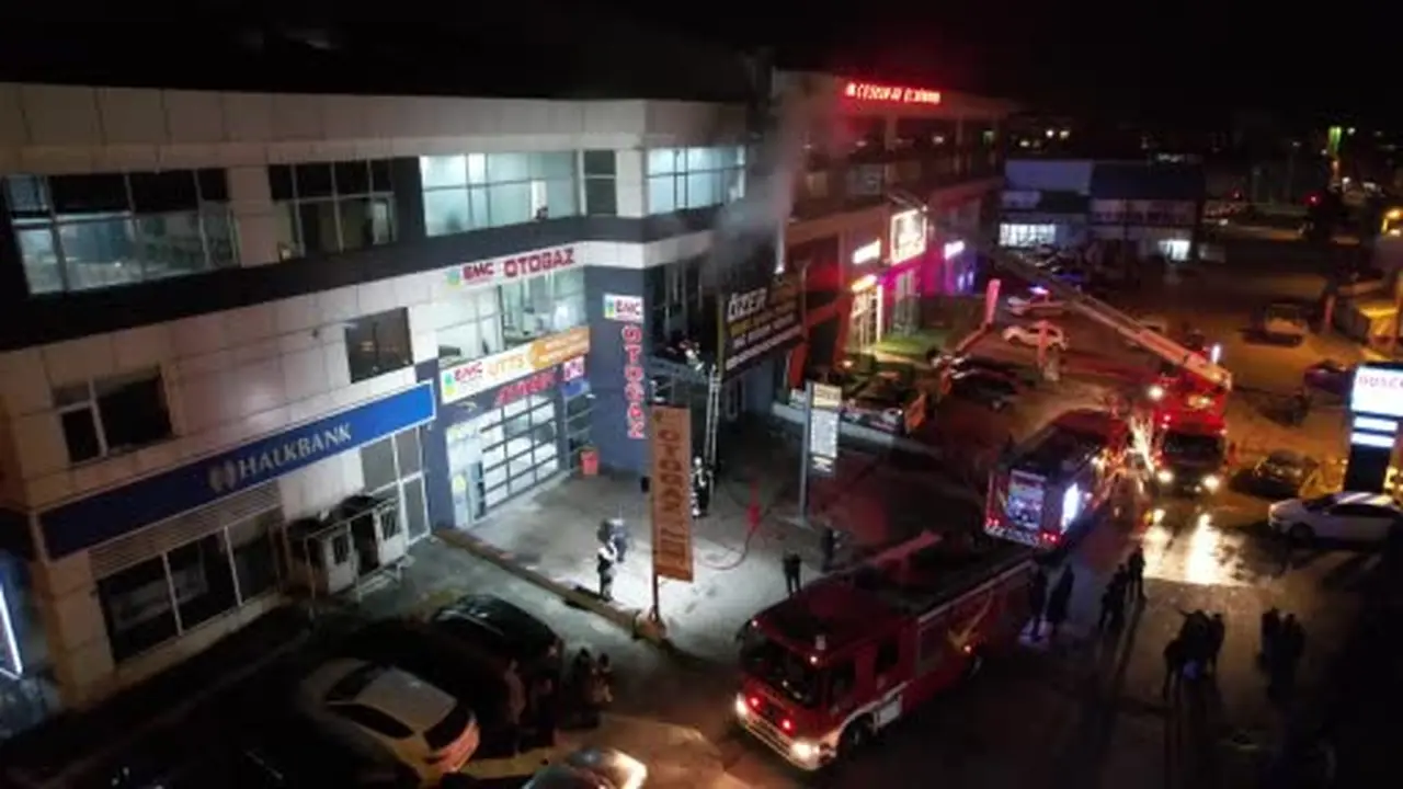 Erzurum’da sanayi sitesinde korkutan yangın: İtfaiye faciayı önledi