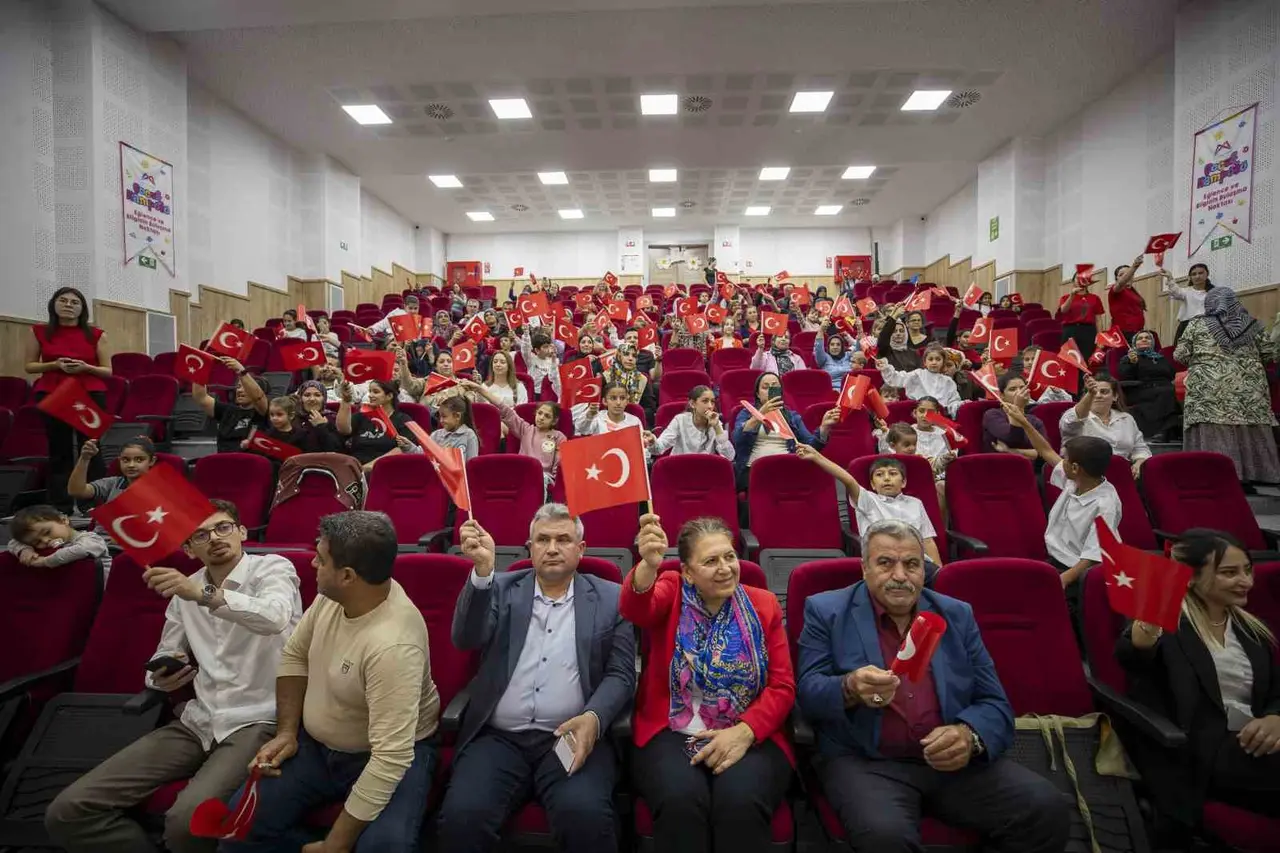 Mersin’de çocuklar Cumhuriyetin 103. yılını coşkuyla kutladı