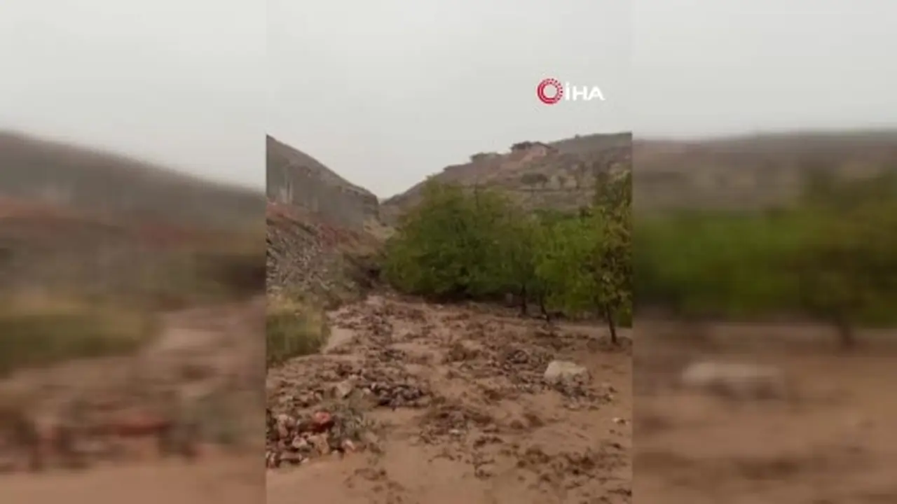 Malatya’da dereler taştı, konteynerleri su bastı