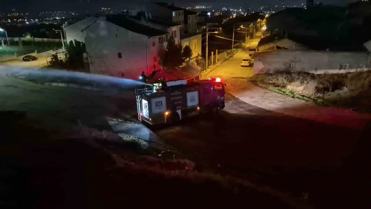 Gençler traktör lastiğini yakarak yangın çıkardı