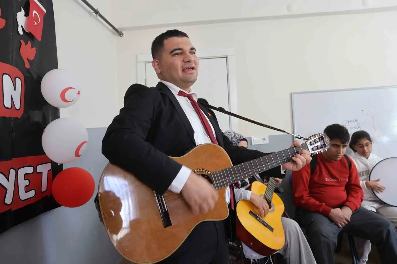 Çocukluğunda oyuncak gitarla müziğe ilgisi başlayan otizmli Ertuğrul, özel bireylere müzik eğitimi vermeye başladı